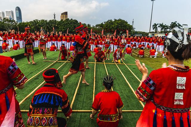 包含传统竹竿跳高比赛，体验民族运动的魅力的词条