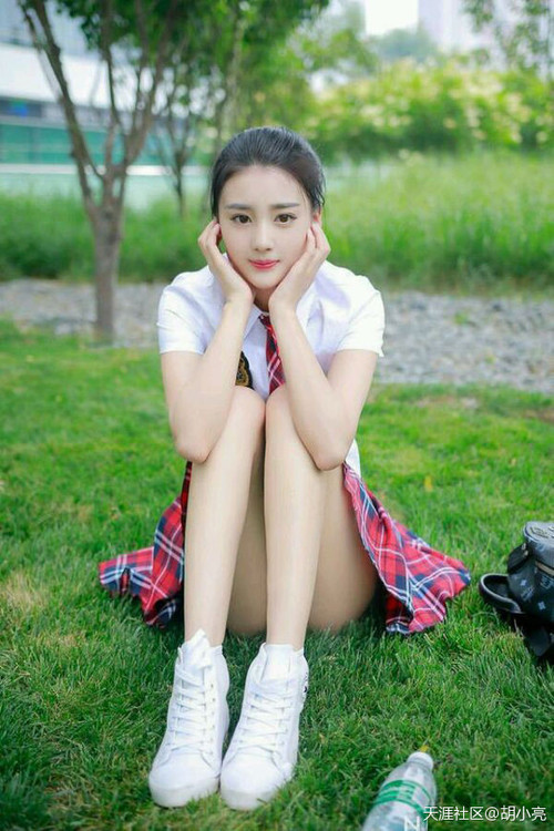 简：凭借敏捷的移动和精准的传球，快速助攻全黑队进攻