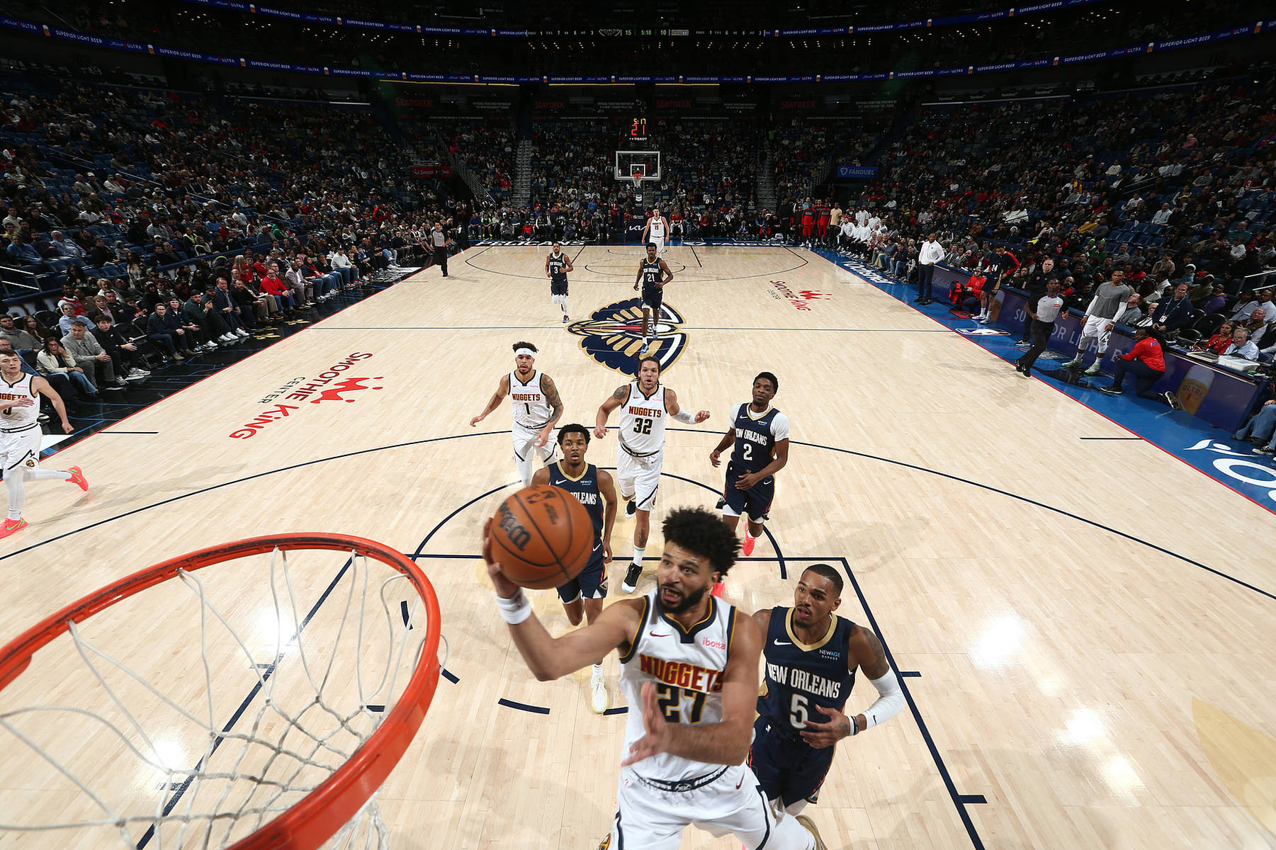 "进攻与防守的较量：现代篮球的博弈"